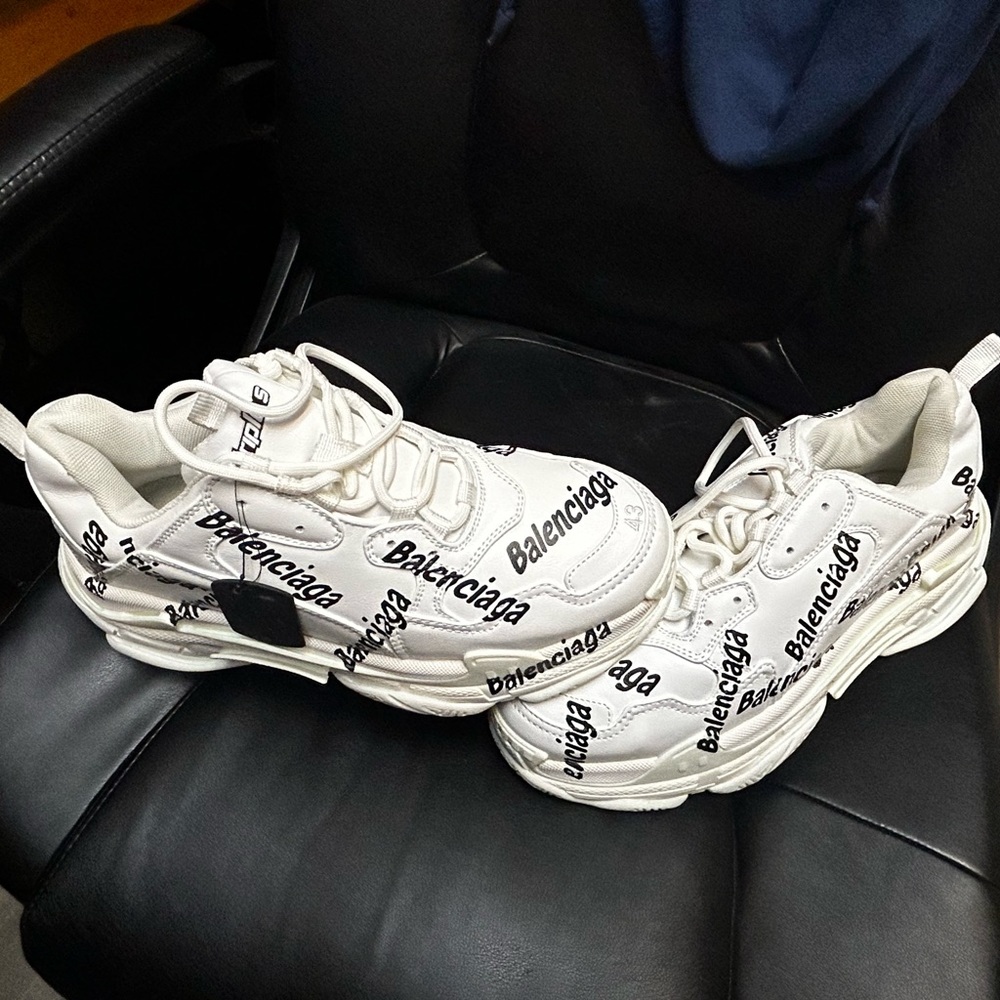 Balenciaga - Picture 3 of 8
